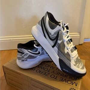 UNRELEASED Nike “Kyrie” basketball sneaker Men’s SZ. 10 New